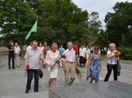 В День Конституции николаевцы возложили цветы к памятнику Шевченко