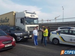 Бывший мэр Киева Омельченко столкнулся с фурой на Южном мосту