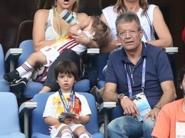 Шакира с сыновьями переживает поражение в Евро 2016 их папы Жерара Пике