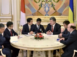 Япония предоставит Украине кредитные гарантии на 1,5 млрд долларов, - Синдзо Абэ