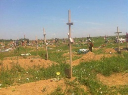 Вследствие атак на Мирьинку, на донецком кладбище образовались ряды свежих могил (ФОТО)