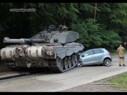 В Германии девушка уничтожила Toyota, оказавшись на пути у танка. ФОТО