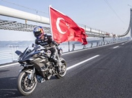 Мотогонщик разогнался до 400 км/ч на новом мосту в Турции