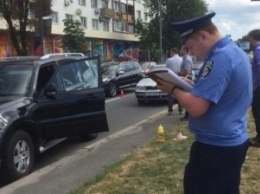 В Киеве неизвестные на мотоцикле на ходу обстреляли авто, водитель ранен