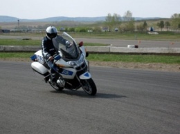 В Красноярске мотоциклист пытался скрыться от мотовзвода ДПС