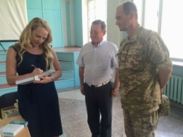 Военным в зону АТО доставили книги украинских авторов