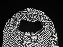 Дизайнер изобрел шарф с наносферическими кристаллами для защиты от папарацци