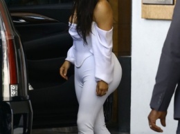 Ким Кардашьян носит накладки на ягодицах