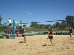 В Северодонецке проходит турнир по пляжному волейболу среди женщин (ФОТО)