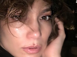 Дженнифер Лопес поразила поклонников снимком без макияжа
