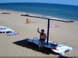В Сети показали пустые пляжи Крыма в разгар сезона (фото)
