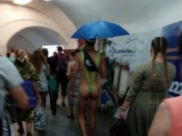 Парень в голом "купальнике Бората" в киевском метро (ФОТО)