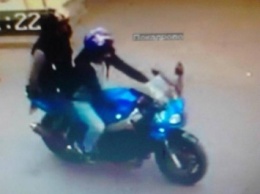 В Киеве прохожие помогли полиции задержать одного из воров, ограбивших женщину на мотоцикле
