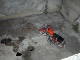 В Хмельницкой области мотоциклист упал в бетонный котлован и погиб