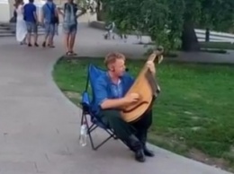 В Одессе уличный музыкант виртуозно играет на бандуре (ВИДЕО)