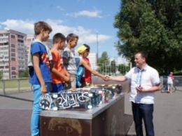 Юным жителям Каменского вручили новенькие скейтборды