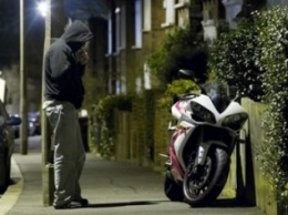 На Херсонщине вор украл мотоцикл и спрятал его в кустах
