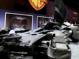 Еще круче, еще больше: Warner Brothers представила бэтомобиль нового поколения