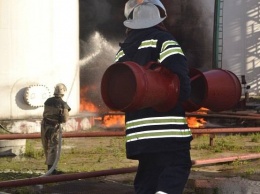 На нефтебазе в Глевахе продолжают гореть 14 емкостей с горючим