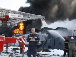 ГосЧС: Cпасатели готовятся к откачке топлива из разгерметизированных емкостей на нефтебазе под Киевом