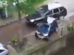 В Амстердаме Porsche Cayenne утопил припаркованный Smart. ВИДЕО