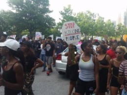 "Прекратите нас убивать": Более тысячи человек заблокировали движение в Атланте