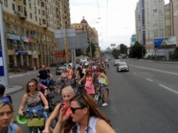 По Киеву прокатился женский велопарад