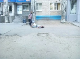 По среди проспекта мужчина лежал в луже крови (фото)