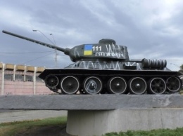 В Киеве, будучи навеселе, супружеская пара разрисовала памятник танкистам времен Второй Мировой войны