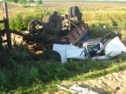 В Херсонской области спасатели деблокировали погибшего в ДТП водителя (фото)