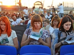 Кино и музыка: на причале одесского яхт-клуба проходят «Немые ночи»