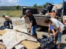 Керчь утопает в мусоре - на пляже собрали полный грузовик (ФОТО)