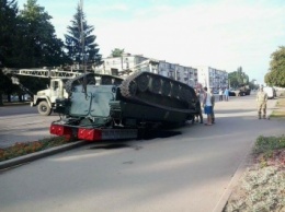 Украинский броневик перевернулся в центре Конотопа: Фотографа травят свидомые патриоты