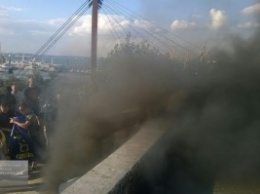 Националисты в Одессе зажгли дымовые шашки в поддержку арестованного соратника