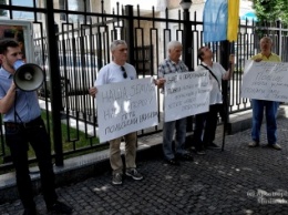 В Киеве пикетировали посольство Польши с призывами к полякам покаяться перед бандеровцами
