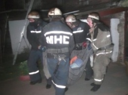 В Харькове из горящего дома спасатели выводили людей (ФОТО)
