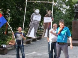 В Москве "повесили" Бандеру и развернули фото погибших участников АТО