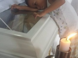 Эта фотография маленького мальчика у гроба матери встряхнула интернет. То, что он сказал, опустошает