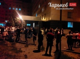 В Харькове банда с ножами крушила и резала все, что попадалось под руку