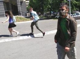 В Киеве некоторые жители столицы ходят в защитных масках