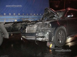ДТП в Киеве: на Глушкова кроссовер Volvo протаранил грузовик. ФОТО