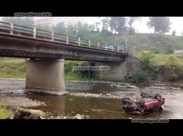 На Закарпатье автомобиль слетел в реку: водитель погиб, 5 пассажиров травмированы. ФОТО