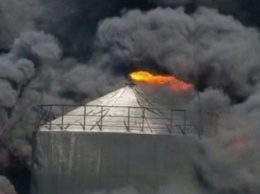На нефтебазе снова начался пожар