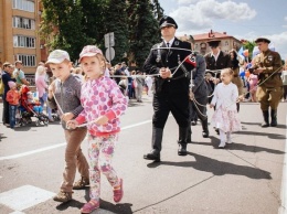 В Подмосковье ко Дню России дети водили по улицам связанных "нацистов"