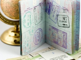 США приостановило на время выдачу виз по всему миру