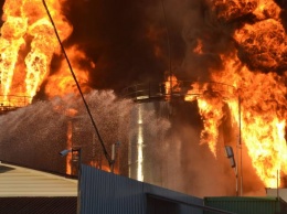 ГСЧС уверяет, что пожар не угрожает военной базе и нефтебазе