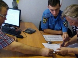 Славянские полицейские помогают пенсионерам-переселенцам