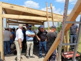 В Станице Луганской строят еще один защитный навес
