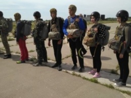 Херсонские "Юные десантники" прыгали с парашютом (фото)