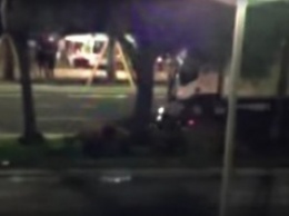 Опубликовано видео попытки мотоциклиста остановить водителя грузовика в Ницце